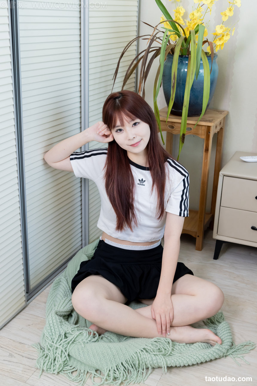 物恋传媒 No.2582 面面-板鞋、纯白棉袜、裸足 [150P1V-3.89GB]