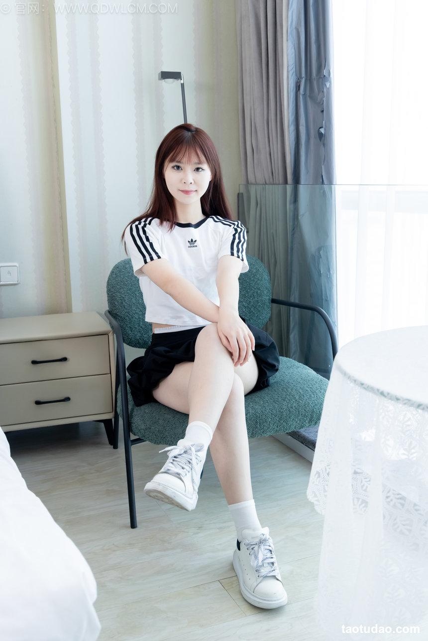 物恋传媒 No.2582 面面-板鞋、纯白棉袜、裸足 [150P1V-3.89GB]