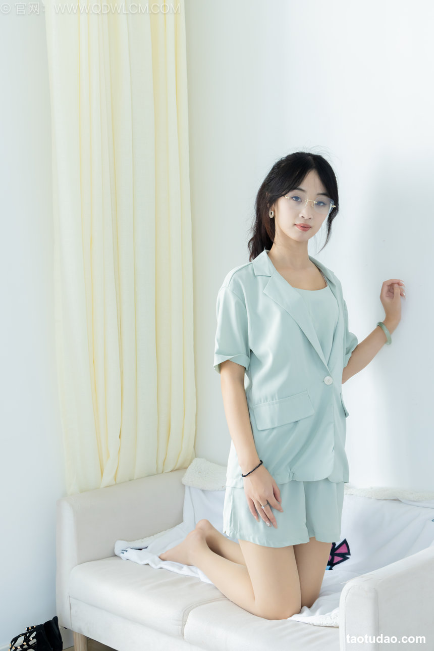 物恋传媒 No.2586 南南-三双高跟鞋、薄肉丝、裸足 [155P1V-5.95GB]