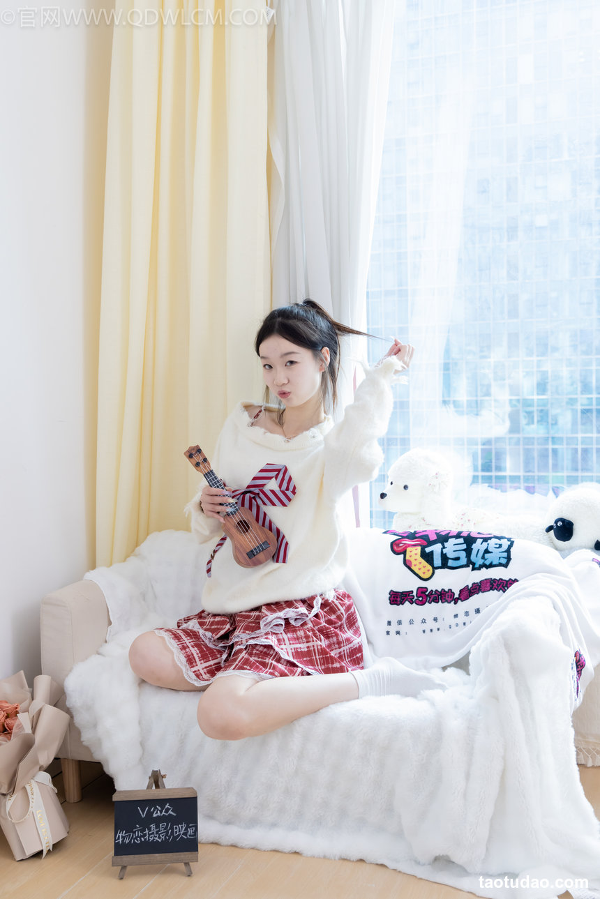 物恋传媒 No.2595 水蜜桃-板鞋、白棉袜、裸足 [161P1V-4.14GB]