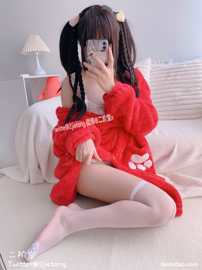 二阶堂 (宅绘子) – NO.018 红色熊衣[134P-1V-208M]