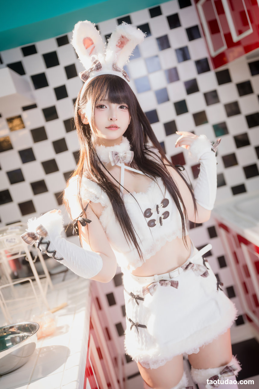 神楽坂真冬 –  毛绒白兔 [75P+2V-316MB]