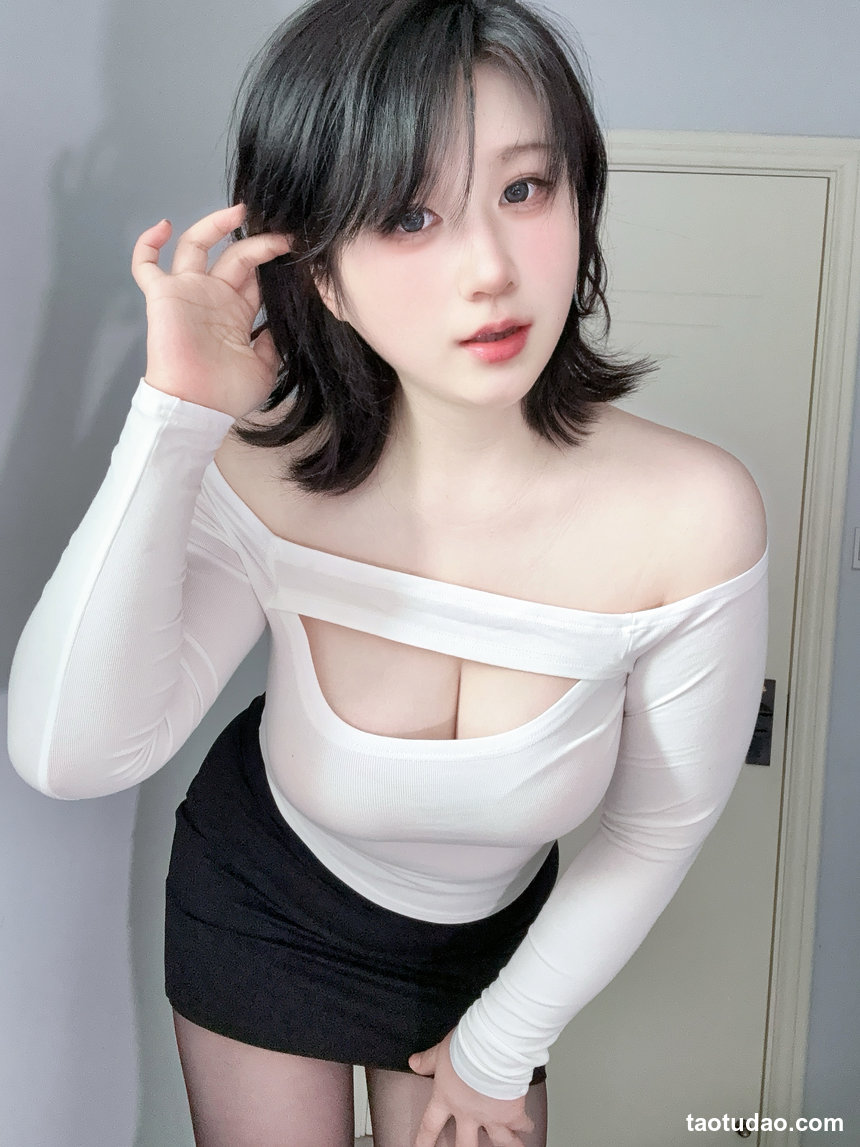 Zyra秋 –  妈妈的裙子[47P-215.9M]