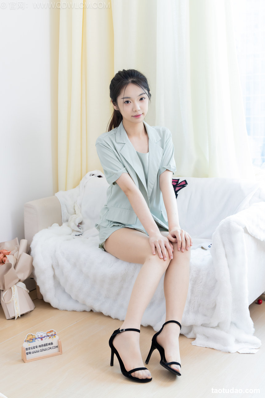 物恋传媒 No.2605 菜菜-板鞋、油亮薄黑丝、牛仔裤、裤里丝 [150P1V-4.17GB]