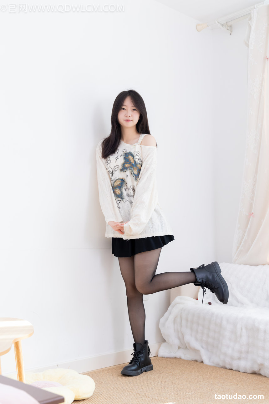 物恋传媒 No.2607 小羊-三双高跟凉鞋、薄肉丝、裸足 [160P1V-6.98GB]