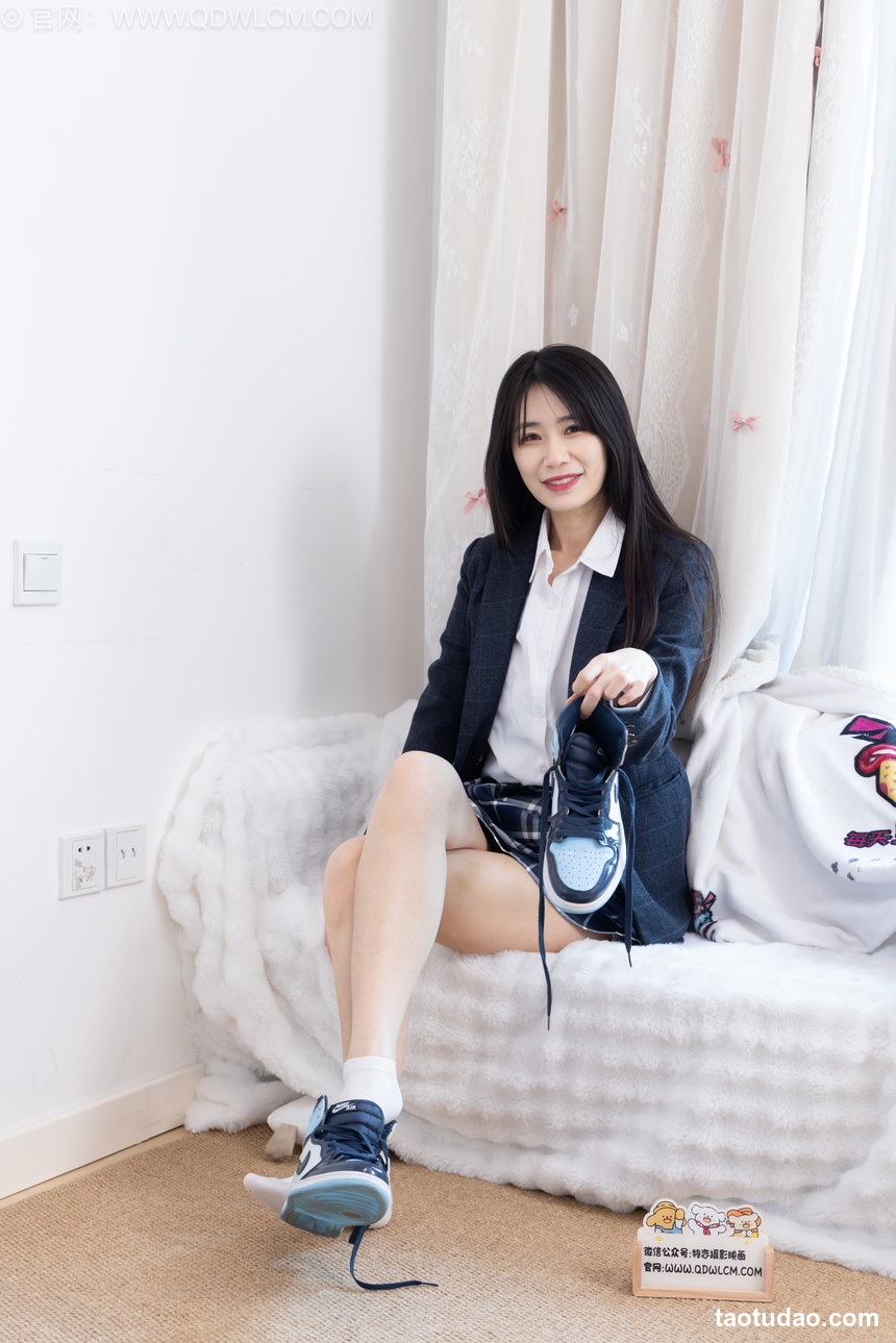 物恋传媒 No.2630 菜菜-皮鞋、薄灰丝、裸足、jk制服 [164P1V-4.01GB]