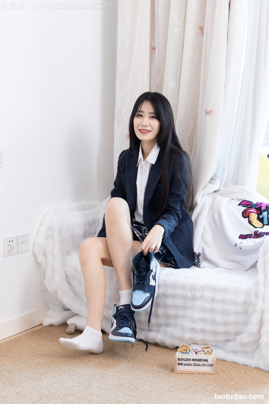 物恋传媒 No.2630 菜菜-皮鞋、薄灰丝、裸足、jk制服 [164P1V-4.01GB]