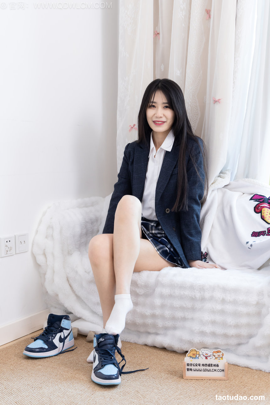 物恋传媒 No.2630 菜菜-皮鞋、薄灰丝、裸足、jk制服 [164P1V-4.01GB]