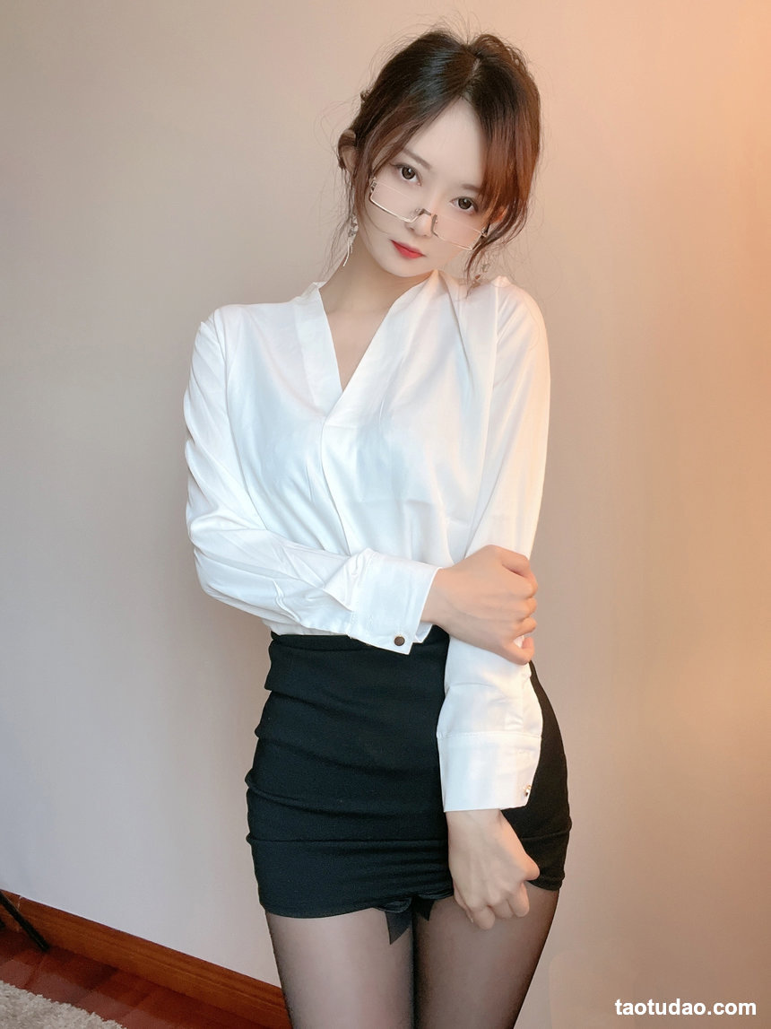 51酱 – NO.020 2023年01月真爱粉 [76P+8V-435MB]