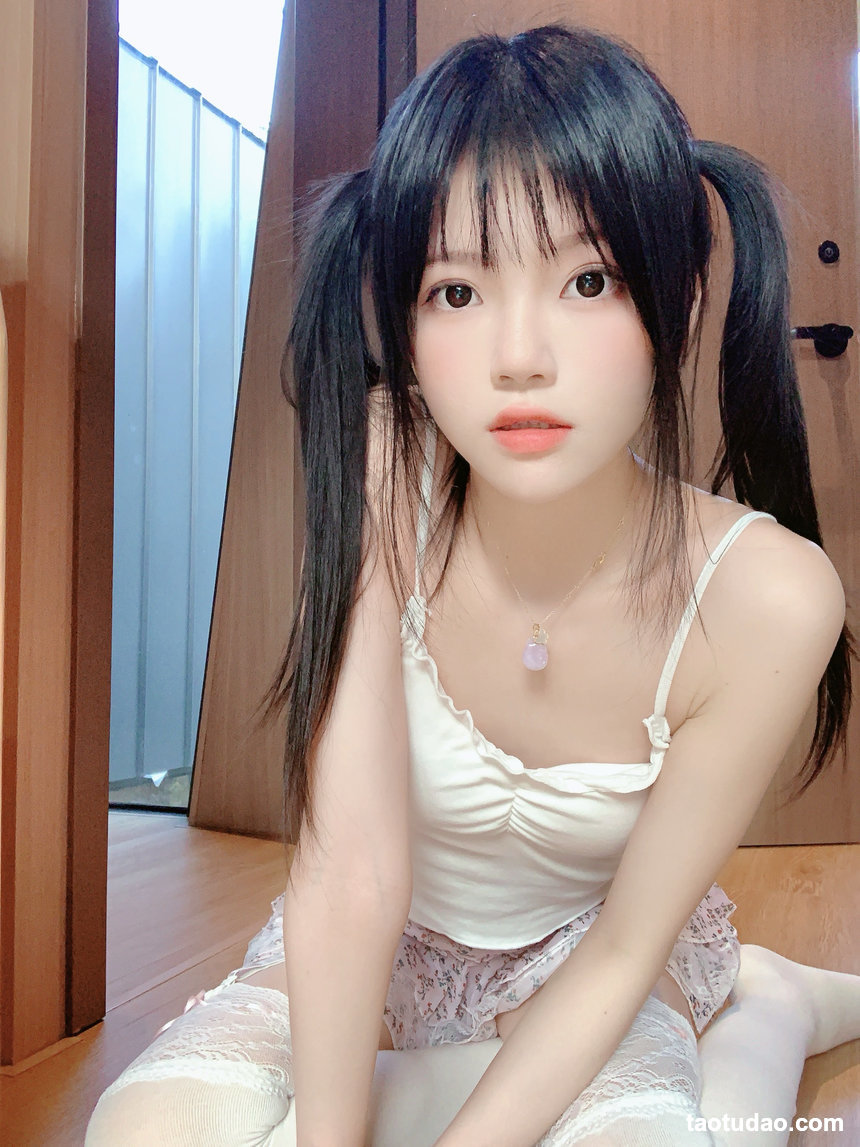 桜桃喵 –  碎花 自拍 [16P-83MB]