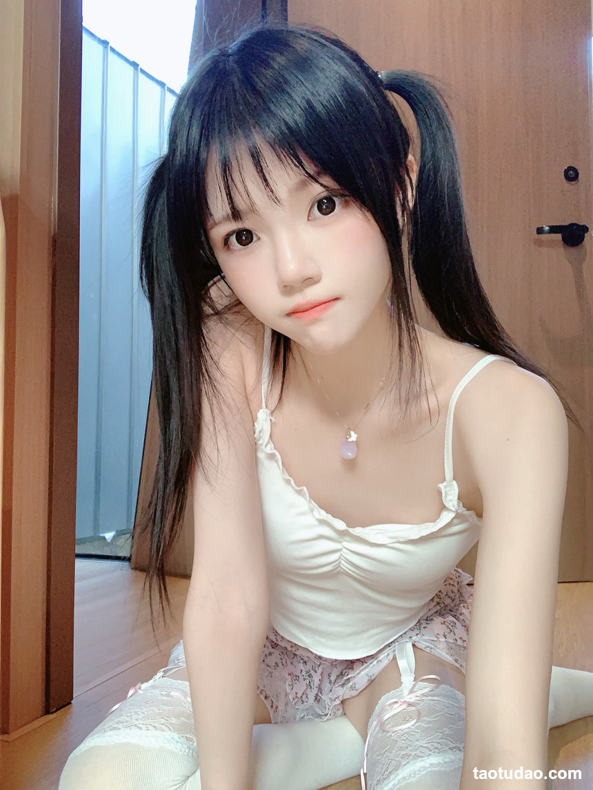 桜桃喵 –  碎花 自拍 [16P-83MB]