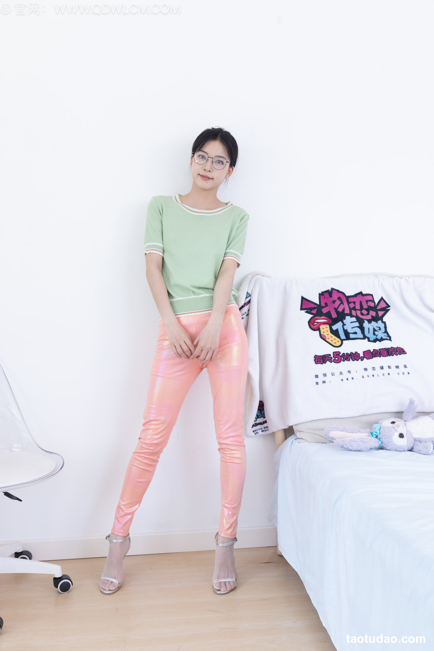 物恋传媒 No.2633 茯苓-高跟凉鞋、薄白丝、皮裤裤里丝 [160P1V-3.81GB]