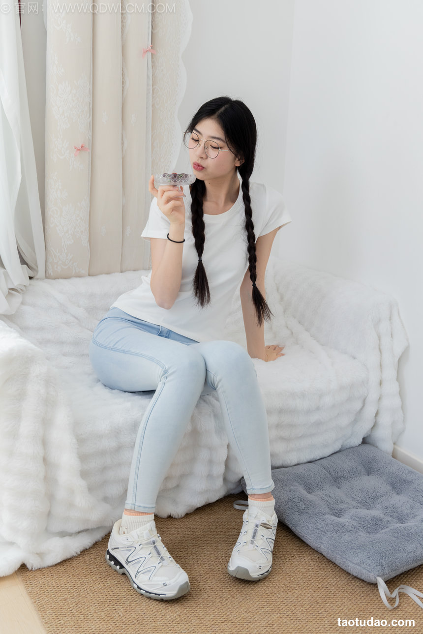 物恋传媒 No.2648 包包-运动鞋、白棉袜、裸足 [156P1V-3.79GB]