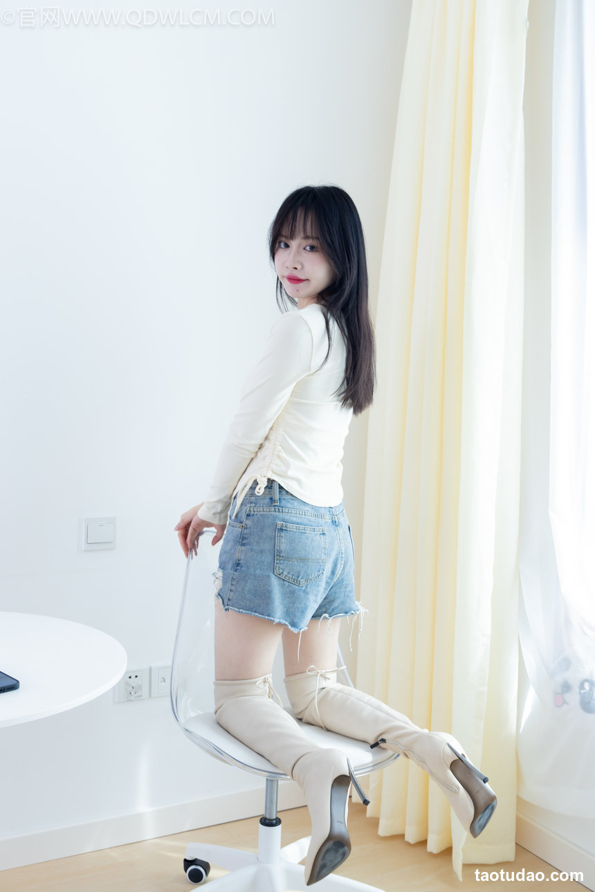 物恋传媒 No.2660 小酒-高跟长靴、白棉袜、裸足 [189P1V-4.72GB]