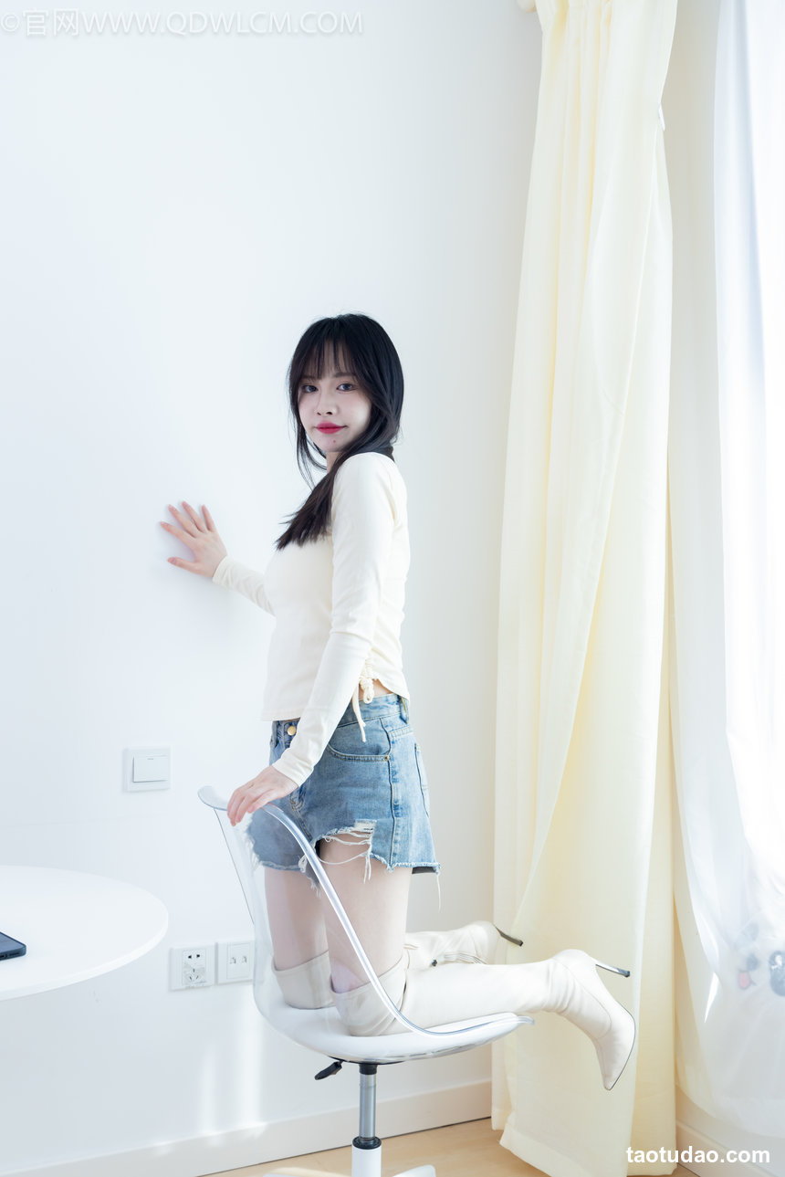 物恋传媒 No.2660 小酒-高跟长靴、白棉袜、裸足 [189P1V-4.72GB]