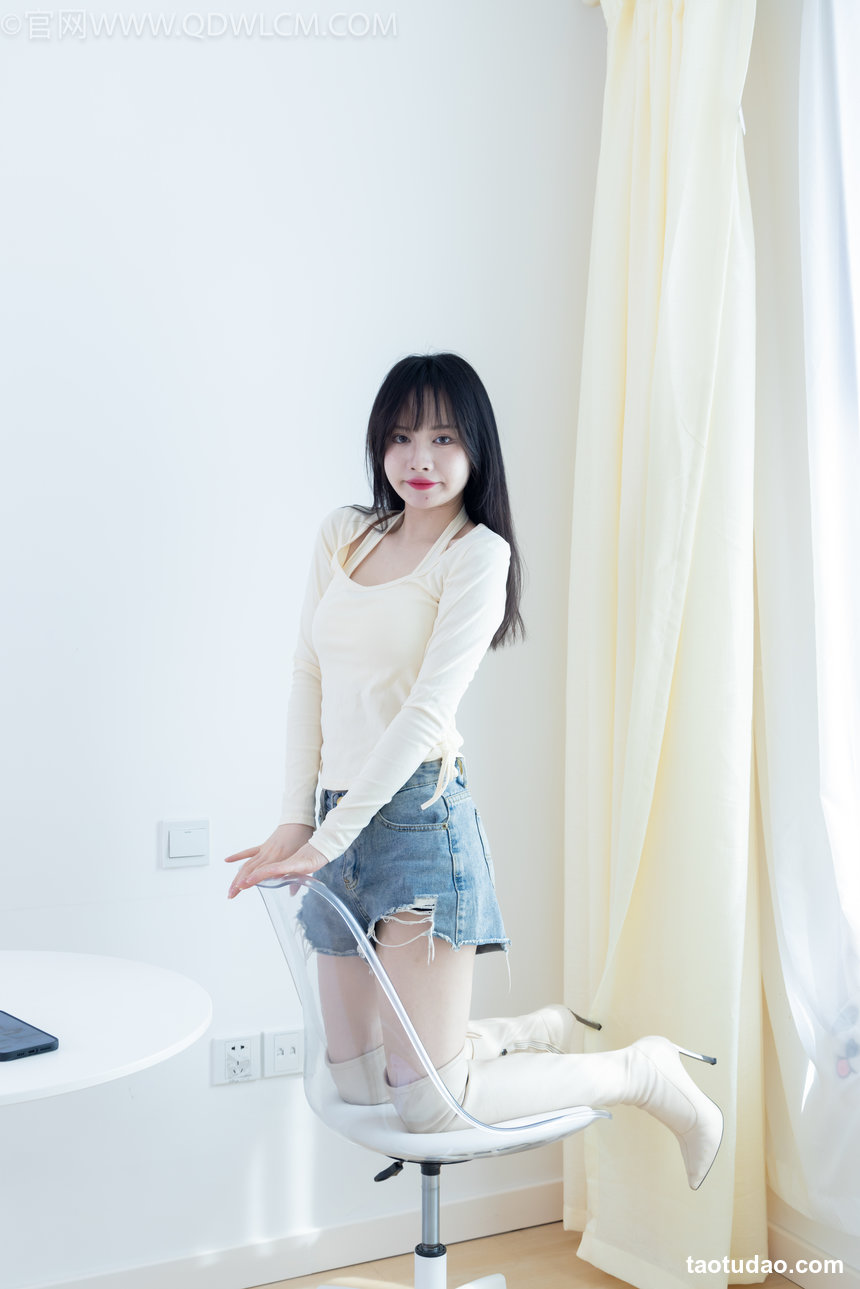 物恋传媒 No.2660 小酒-高跟长靴、白棉袜、裸足 [189P1V-4.72GB]