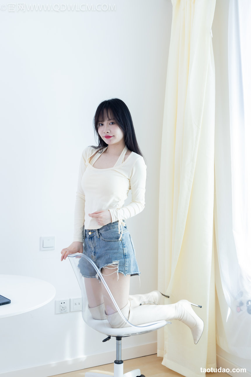 物恋传媒 No.2660 小酒-高跟长靴、白棉袜、裸足 [189P1V-4.72GB]