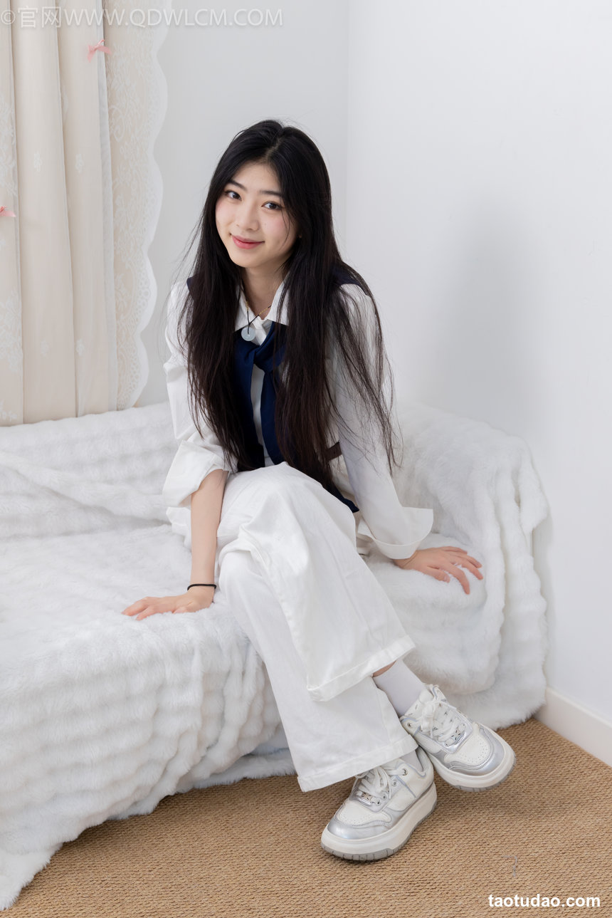 物恋传媒 No.2662 包包-运动鞋、白棉袜、裸足 [157P1V-4.25GB]