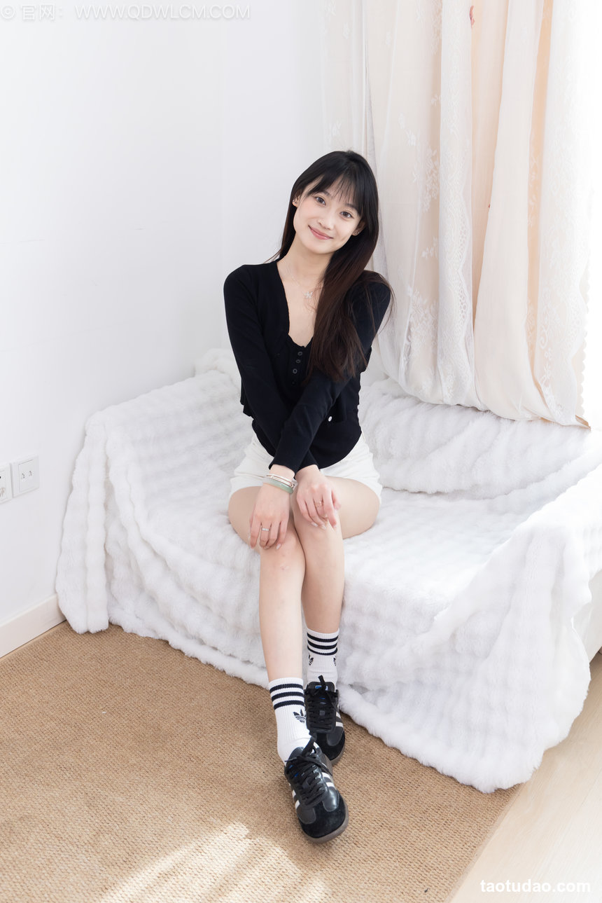 物恋传媒 No.2663 山奈-帆布鞋、自然穿脏白棉袜、裸足 [172P1V-3.24GB]