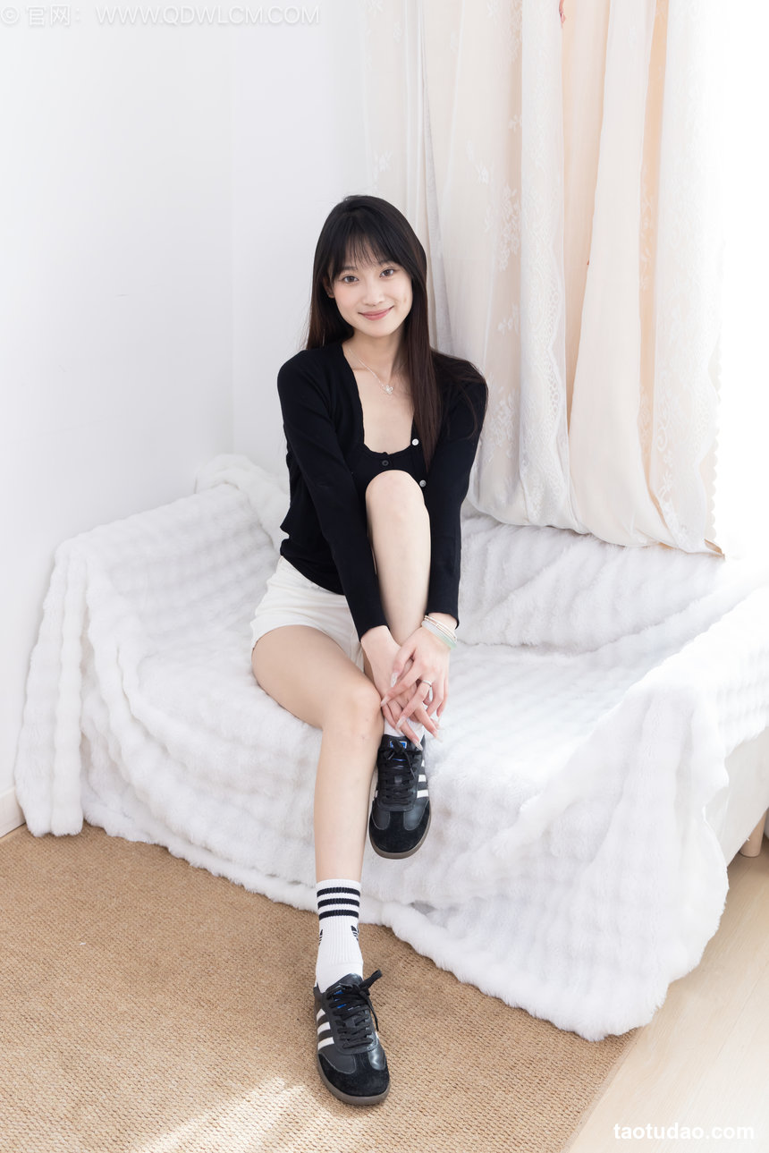 物恋传媒 No.2663 山奈-帆布鞋、自然穿脏白棉袜、裸足 [172P1V-3.24GB]