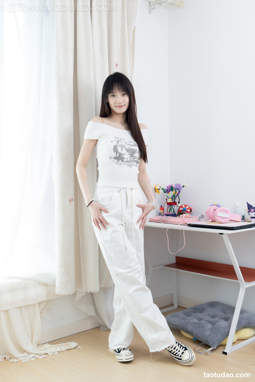 物恋传媒 No.2670 山奈-帆布鞋、白棉袜、薄黑丝 [156P1V-3.95GB]