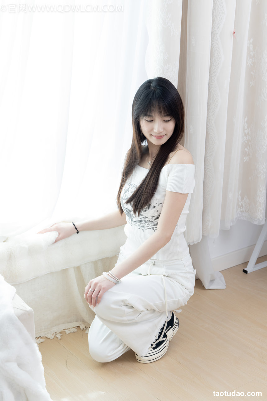 物恋传媒 No.2670 山奈-帆布鞋、白棉袜、薄黑丝 [156P1V-3.95GB]