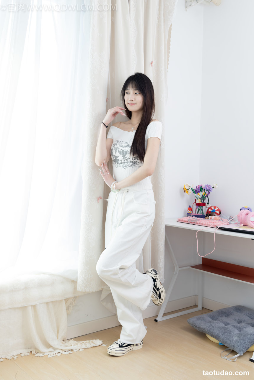 物恋传媒 No.2670 山奈-帆布鞋、白棉袜、薄黑丝 [156P1V-3.95GB]