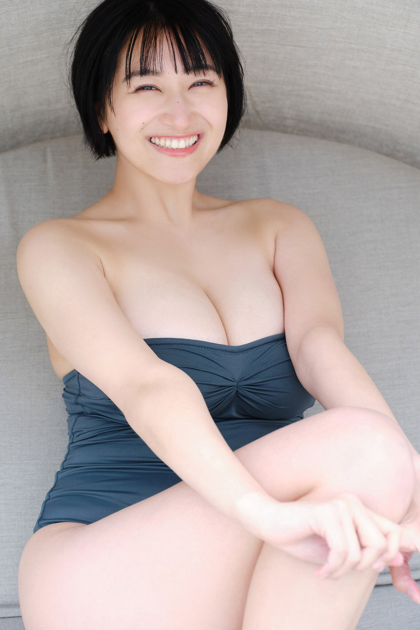 榎原依那写真集「クロニクル未公開カット」