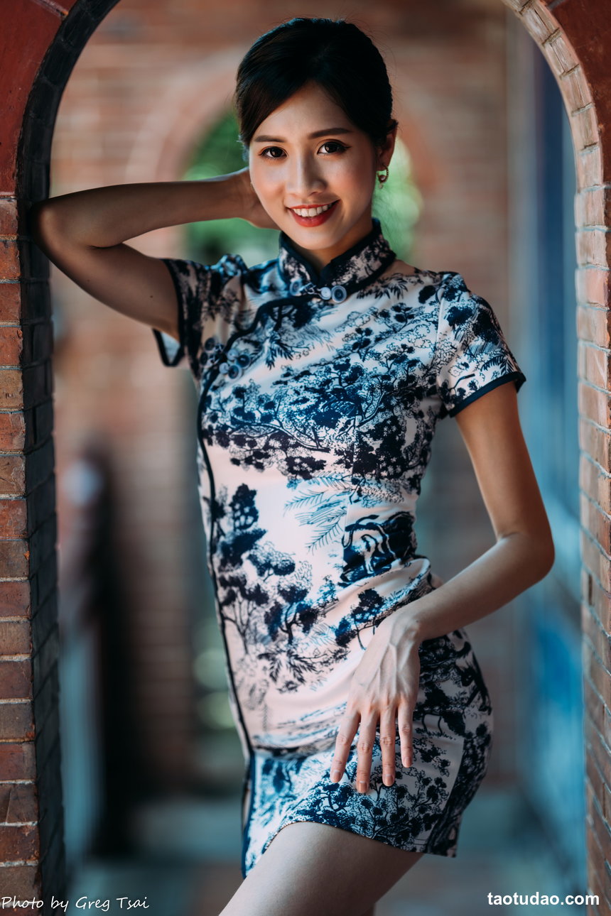 街拍丝足 NO.003-青春期少女小霞无处安置的长腿丝足 [83P+108M]