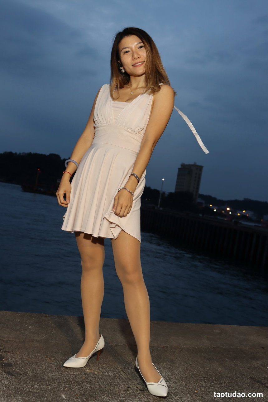 街拍丝足 NO.004-大大咧咧的东北女孩浩南足底超嫩足底 [61P+84M]