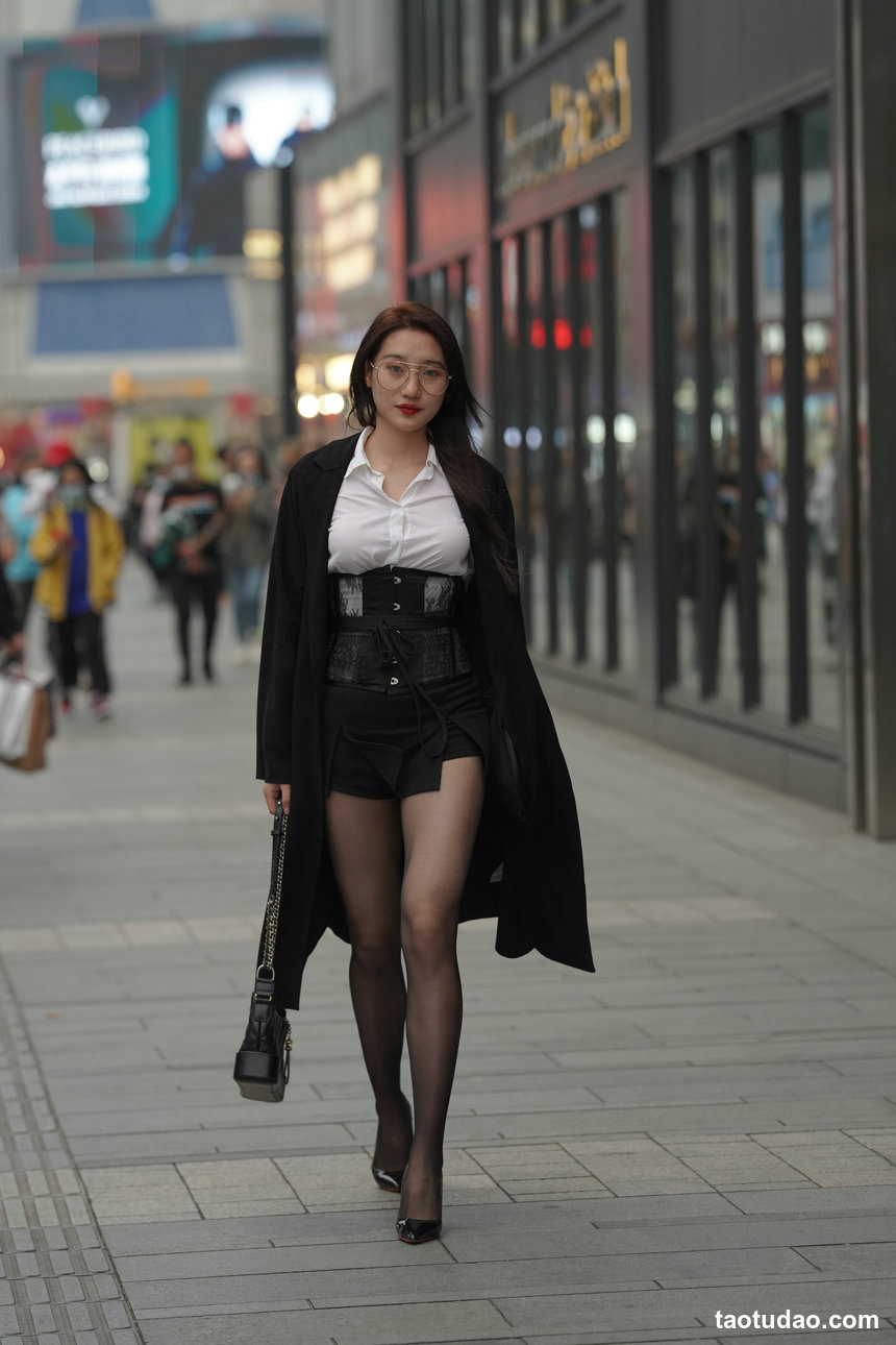 街拍丝足 NO.012-灰丝旗袍古典模特小陆的美足修美腿修 [67P+107M]