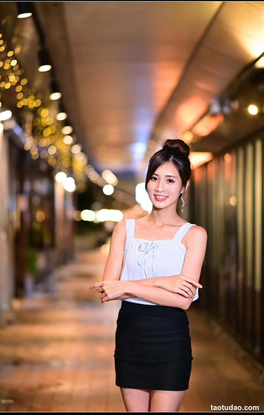 街拍丝足 NO.018-丰满的学姐在教师给你展示汗渍丝袜足底 [130P+138M]