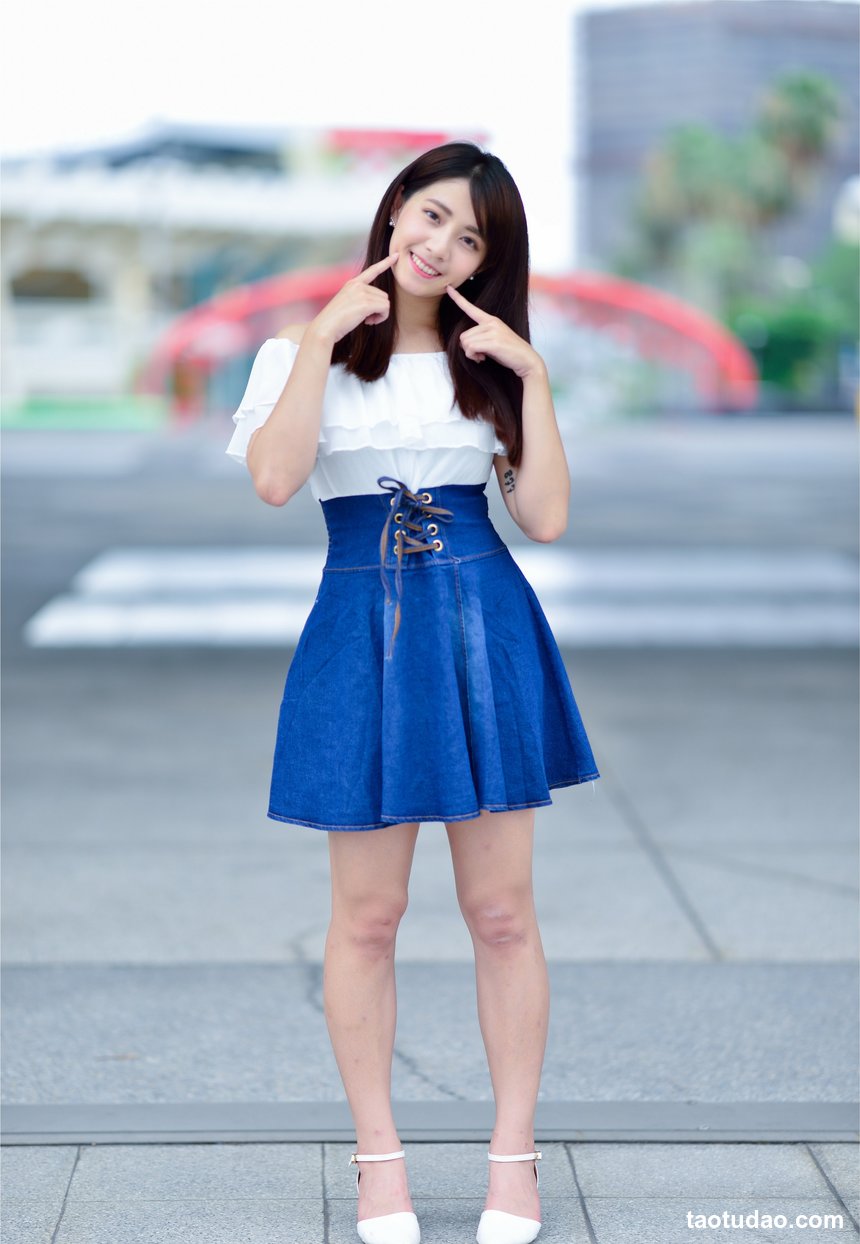 街拍丝足 NO.020-中学政教处主任刘老师客串足模让体验读书时不敢看的脚 [45P+72M]