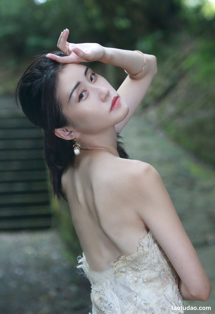 街拍丝足 NO.029-看到闺蜜的信息把她高兴的 [69P+110M]