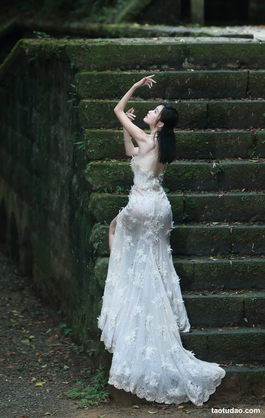 街拍丝足 NO.029-看到闺蜜的信息把她高兴的 [69P+110M]