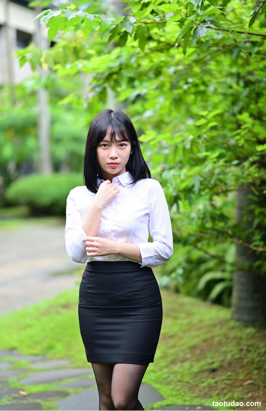 街拍丝足 NO.030-一步裙对于她来说是一种受罪，但39的脚型确实亮点 [74P+97M]