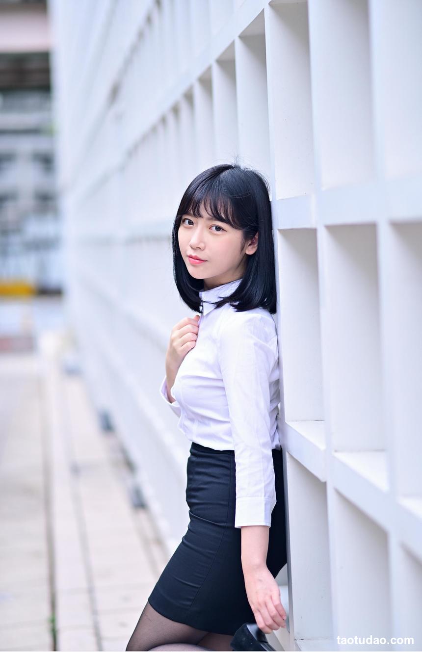 街拍丝足 NO.030-一步裙对于她来说是一种受罪，但39的脚型确实亮点 [74P+97M]