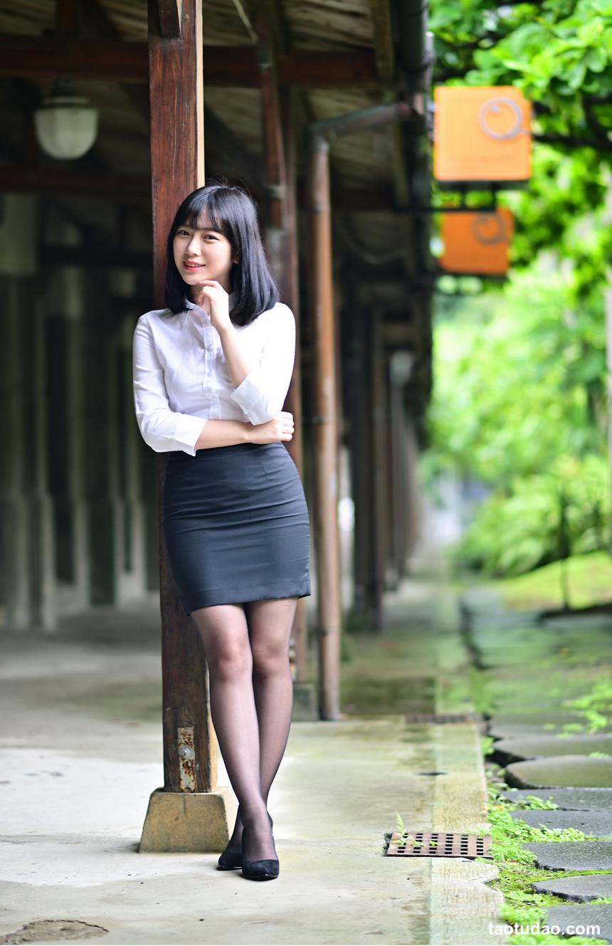 街拍丝足 NO.030-一步裙对于她来说是一种受罪，但39的脚型确实亮点 [74P+97M]