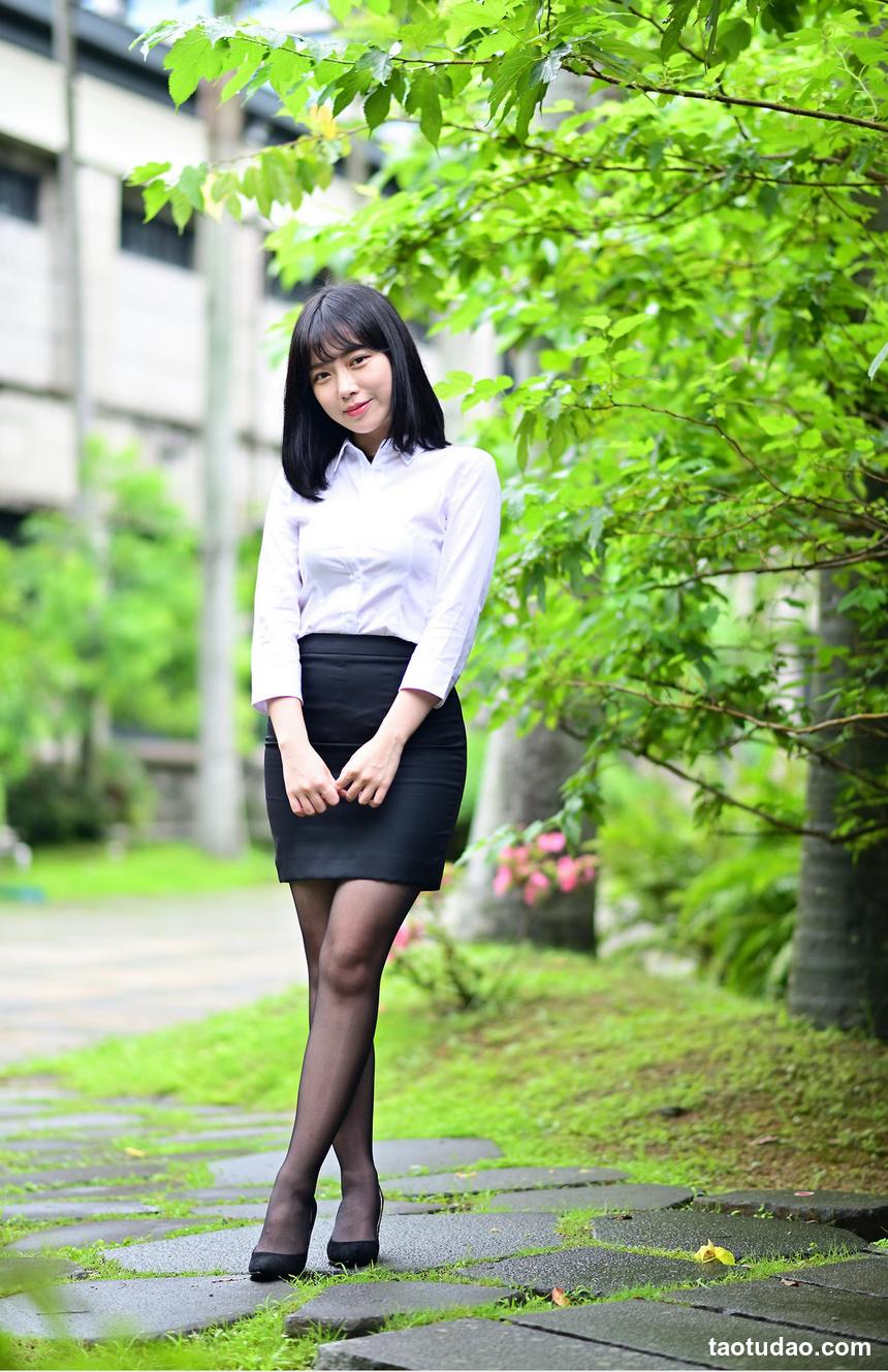 街拍丝足 NO.030-一步裙对于她来说是一种受罪，但39的脚型确实亮点 [74P+97M]