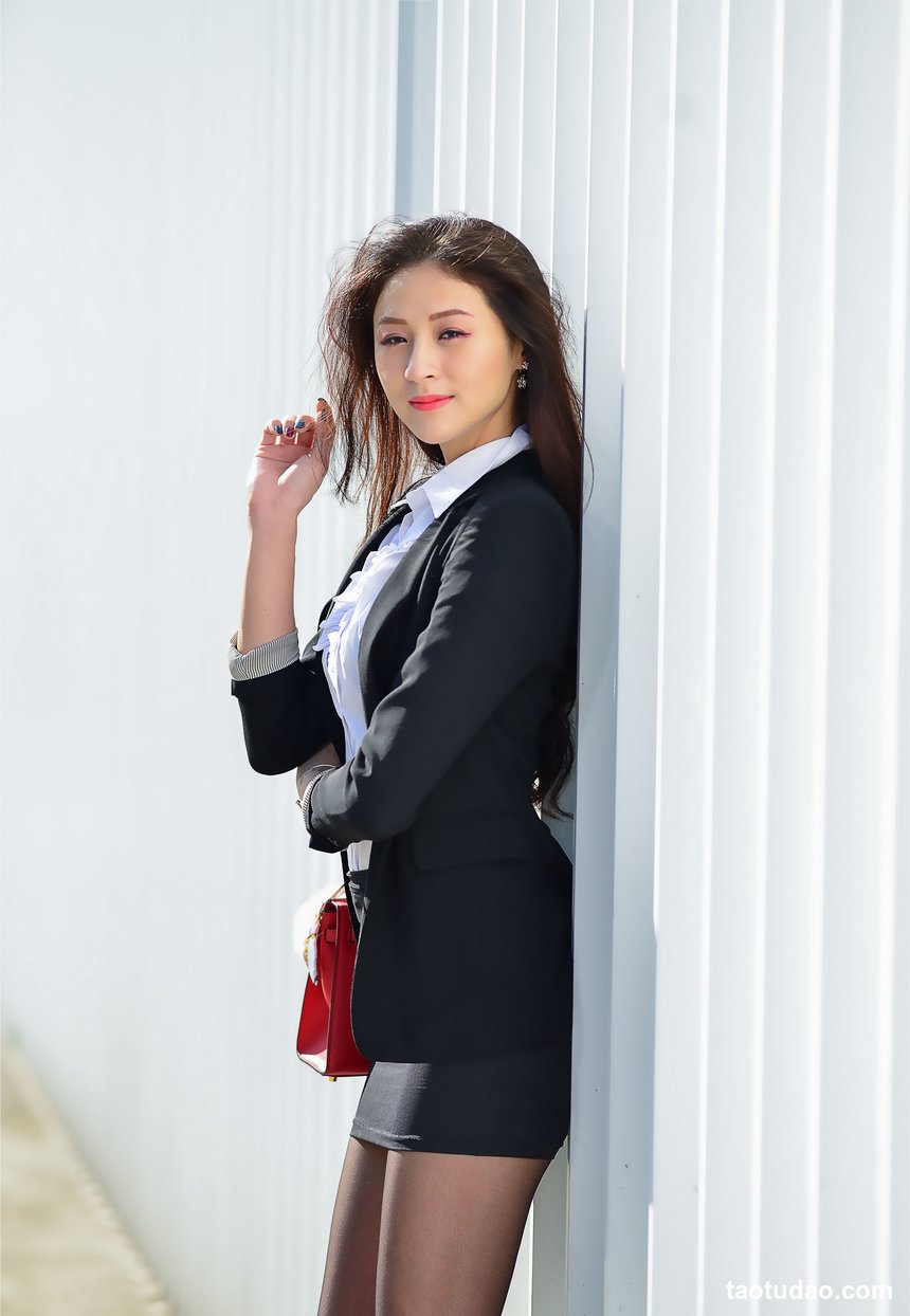 街拍丝足 NO.031-草地上的长黑丝 [56P+197M]