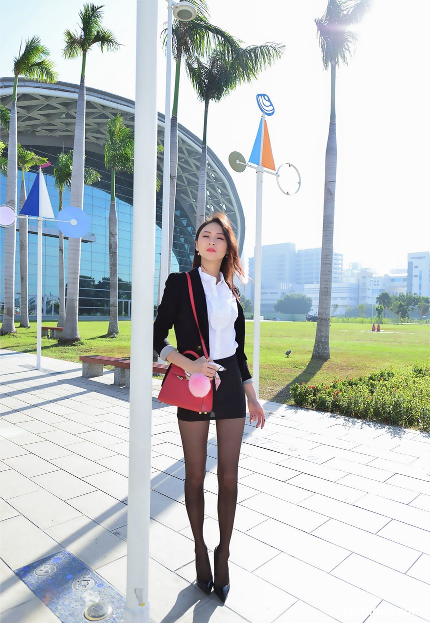 街拍丝足 NO.031-草地上的长黑丝 [56P+197M]