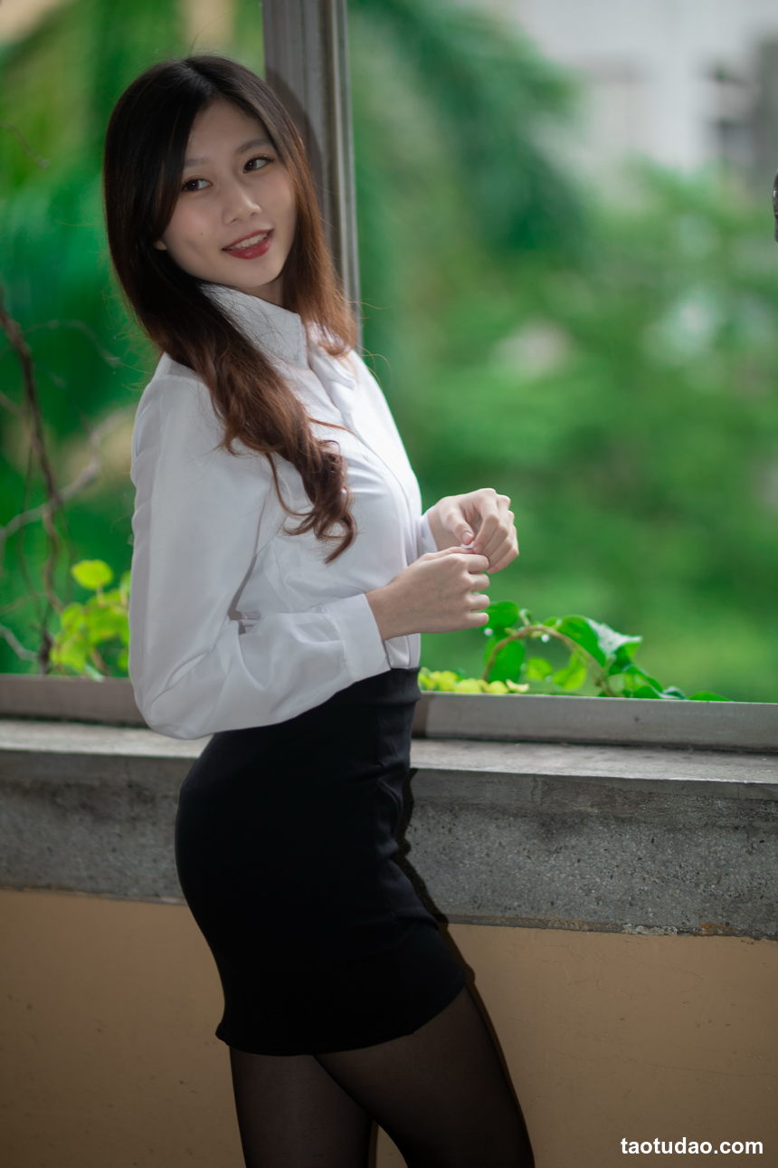 街拍丝足 NO.039-台湾腿模 Go Go 白色小禮服 高跟美腿外拍 [118P+158M]