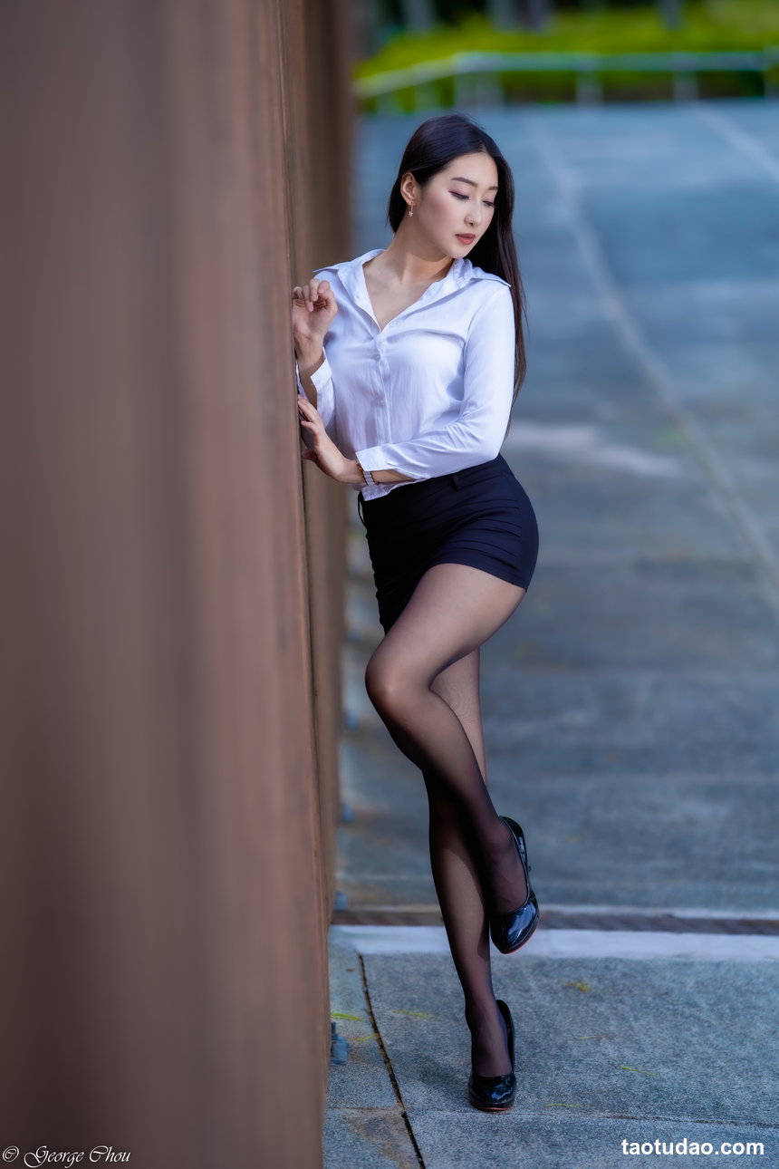 街拍丝足 NO.042-台湾腿模Dora 吊带紧身裙 高跟美腿外拍 [137P+161M]