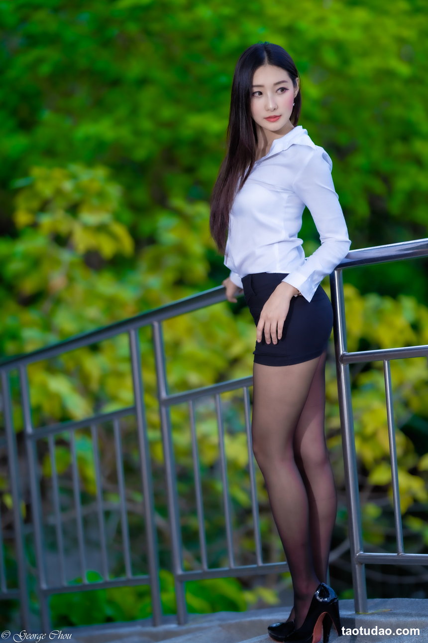 街拍丝足 NO.042-台湾腿模Dora 吊带紧身裙 高跟美腿外拍 [137P+161M]