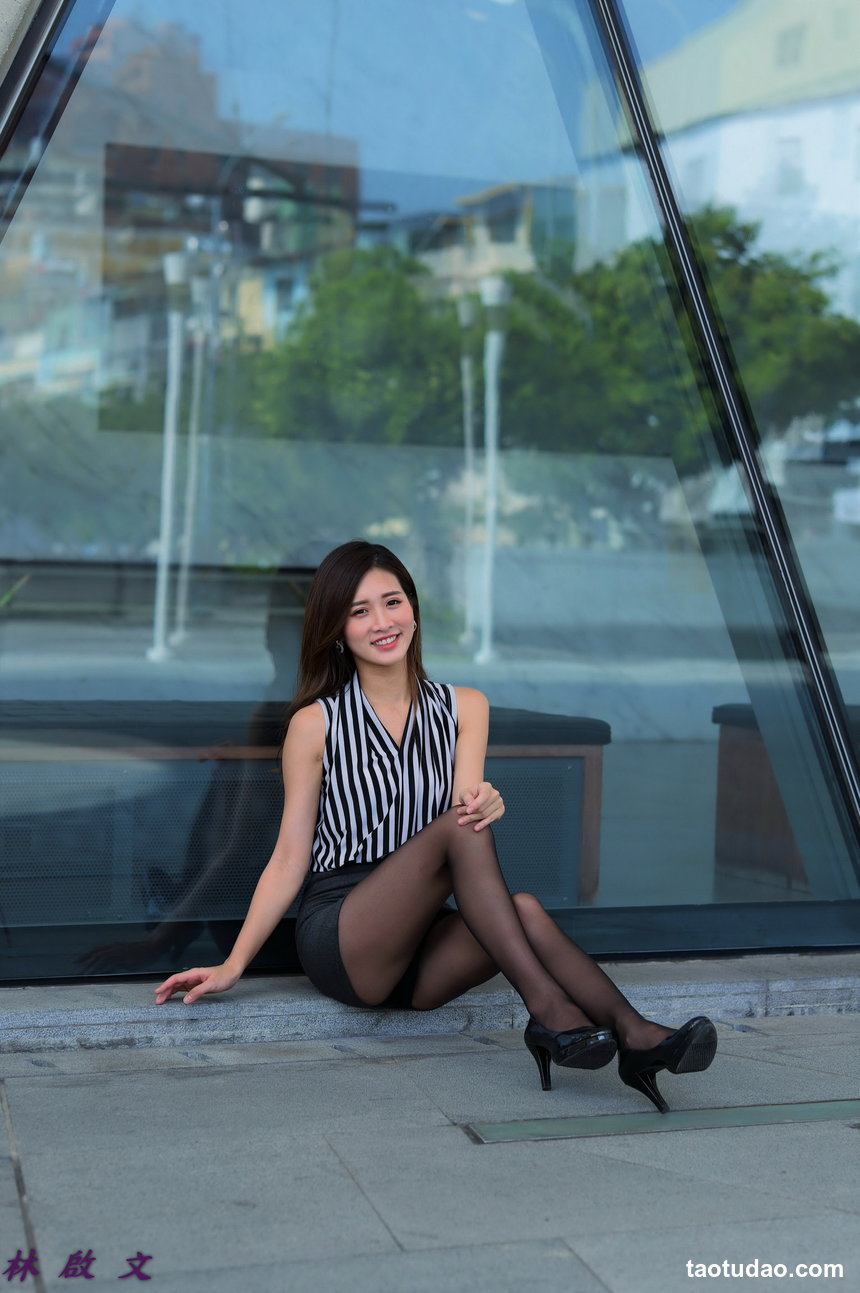 街拍丝足 NO.048-台湾腿模Dora妍希 飄逸洋裝 高跟美腿外拍 [51P+86M]