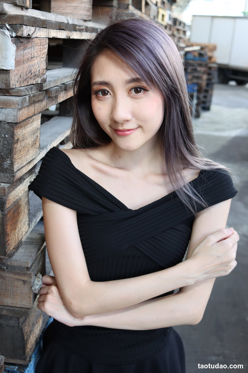 街拍丝足 NO.051-台湾腿模Queenie 超短褲 高跟美腿外拍 [41P+58M]