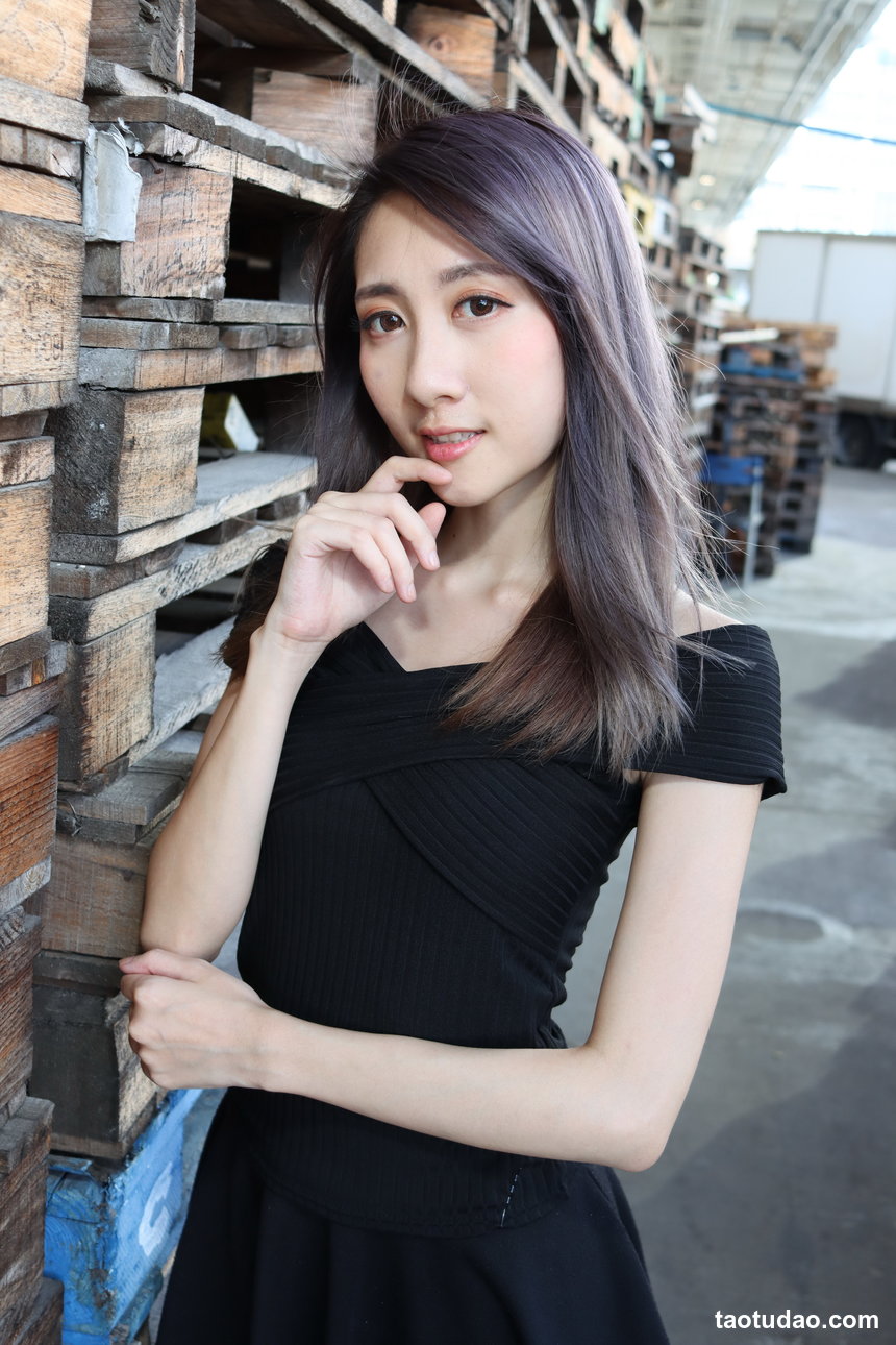 街拍丝足 NO.051-台湾腿模Queenie 超短褲 高跟美腿外拍 [41P+58M]