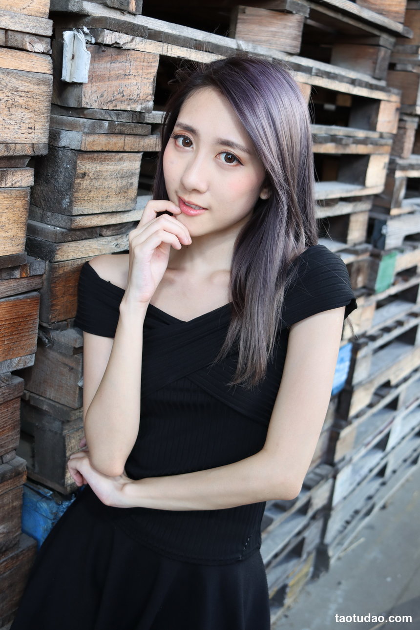 街拍丝足 NO.051-台湾腿模Queenie 超短褲 高跟美腿外拍 [41P+58M]