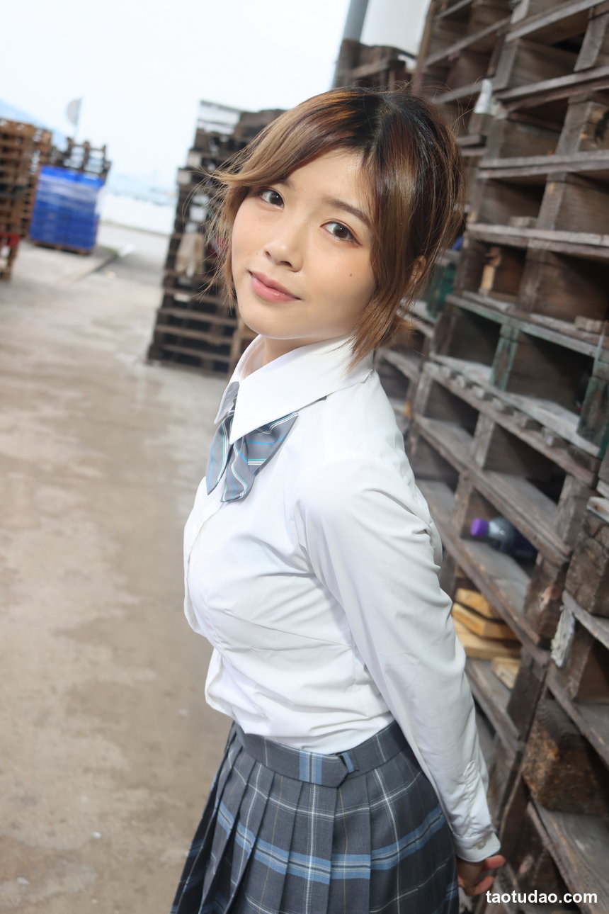 街拍丝足 NO.055-台湾腿模 艾比 红色连衣短裙 高跟美腿旅拍 [101P+125M]