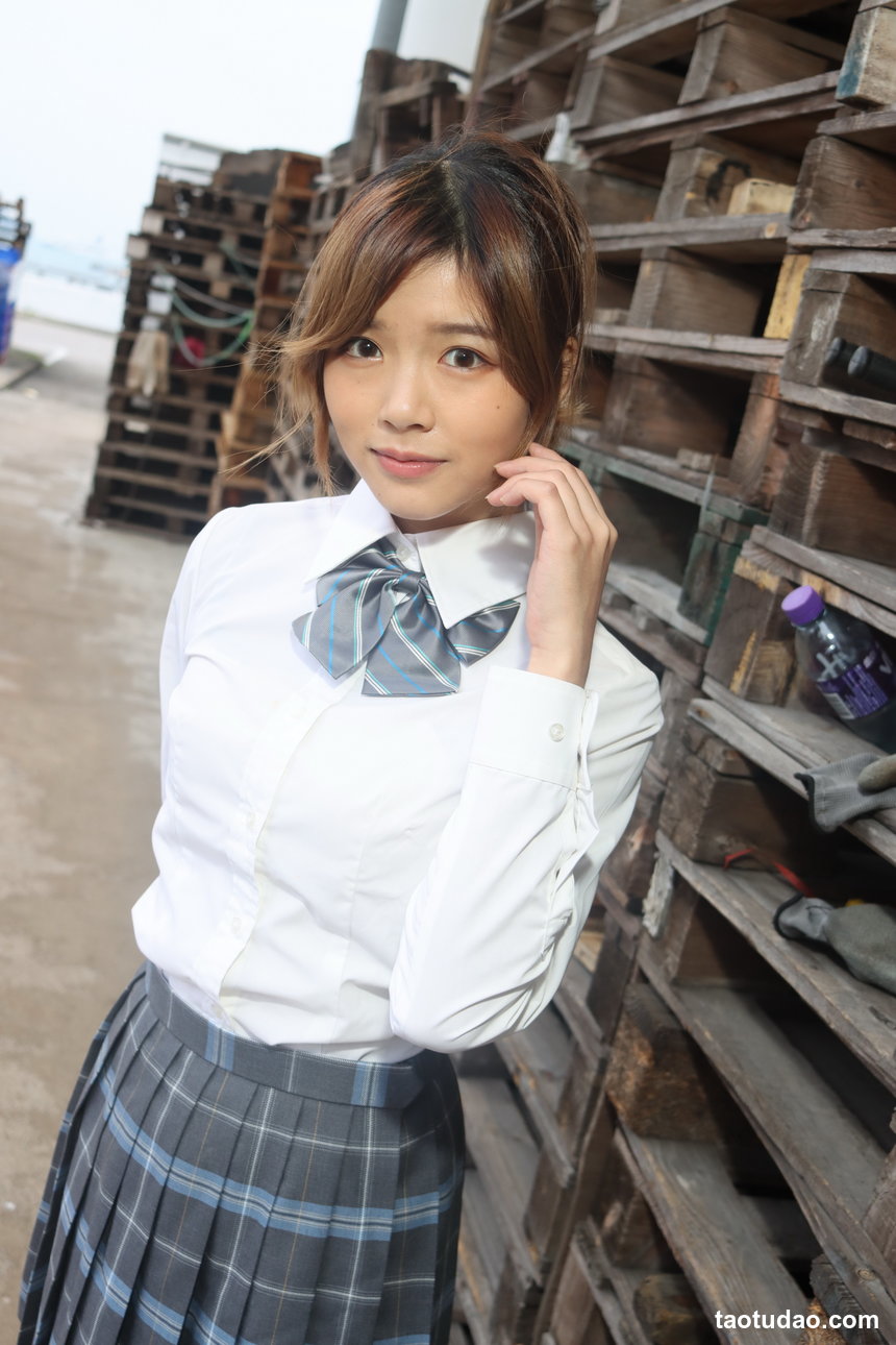 街拍丝足 NO.055-台湾腿模 艾比 红色连衣短裙 高跟美腿旅拍 [101P+125M]